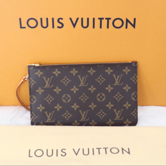Louis Vuitton Handbags - 💎✨NEW WRISTLET✨💎Louis Vuitton Clutch